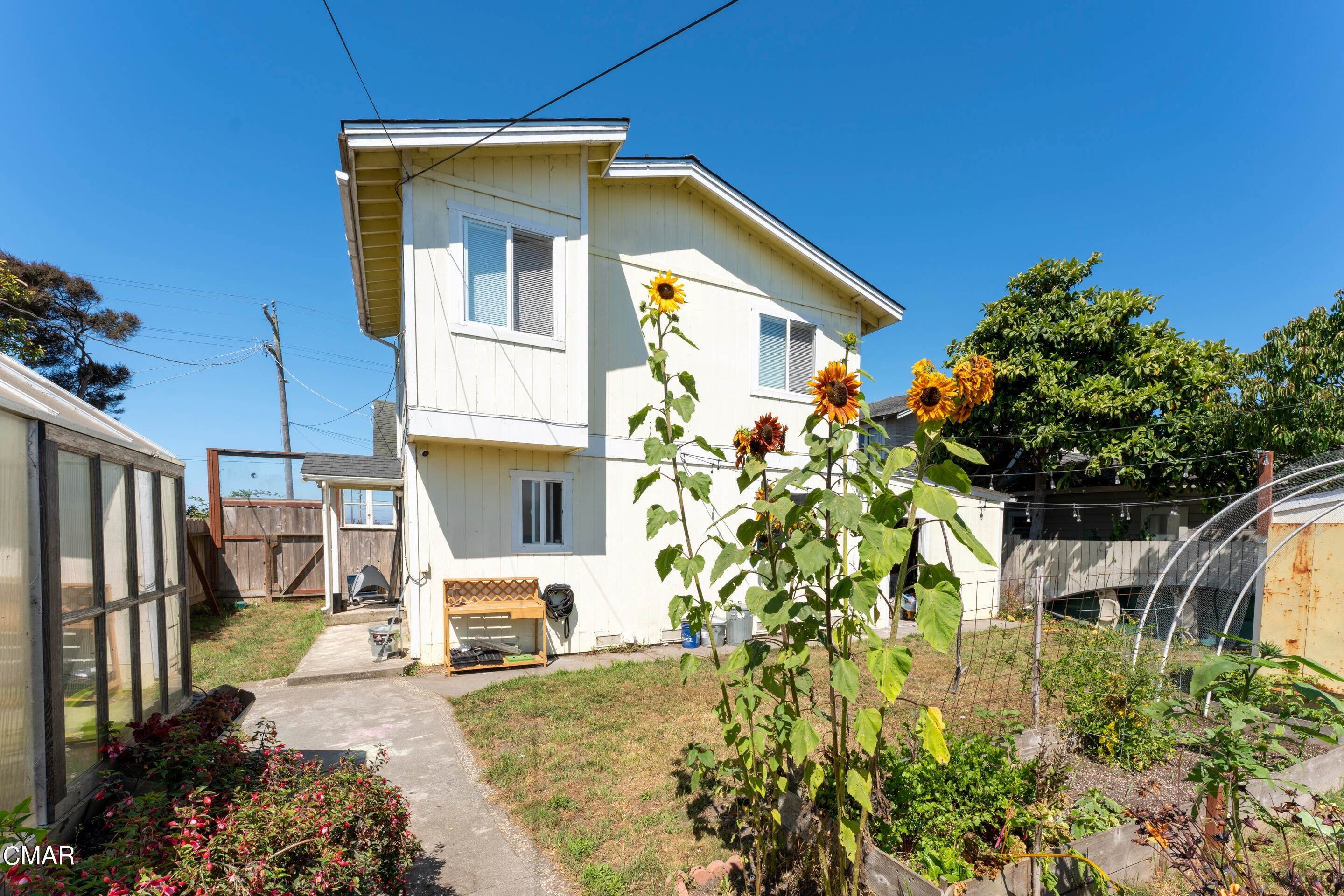18. Single Family Homes for Sale at 166 S Harold Street Fort Bragg, California 95437 United States