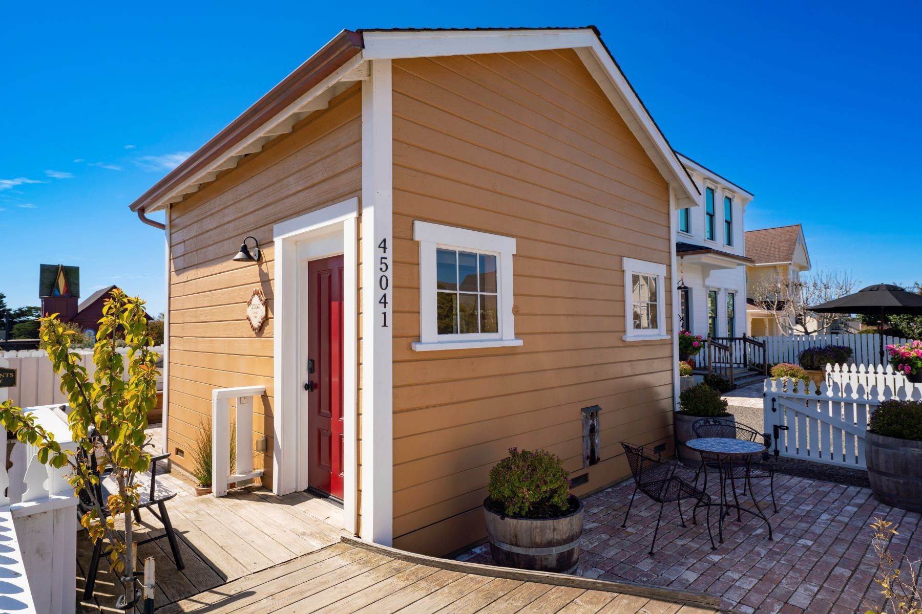 18. Single Family Homes 为 销售 在 Mendocino Village Compound 45045 Calpella Street Mendocino, 加利福尼亚州 95460 美国