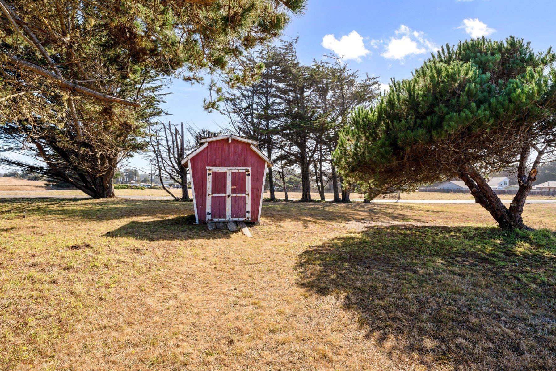 24. Single Family Homes for Sale at Coastal Bungalow 19200 Del Mar Drive Fort Bragg, California 95437 United States