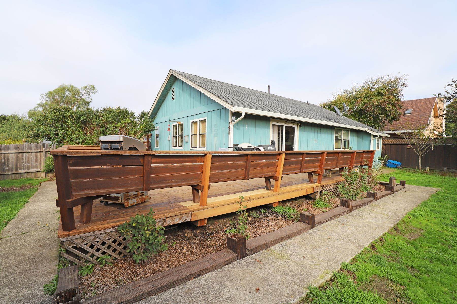 30. Single Family Homes for Sale at Sanderson Suite 565 S Sanderson Way Fort Bragg, California 95437 United States