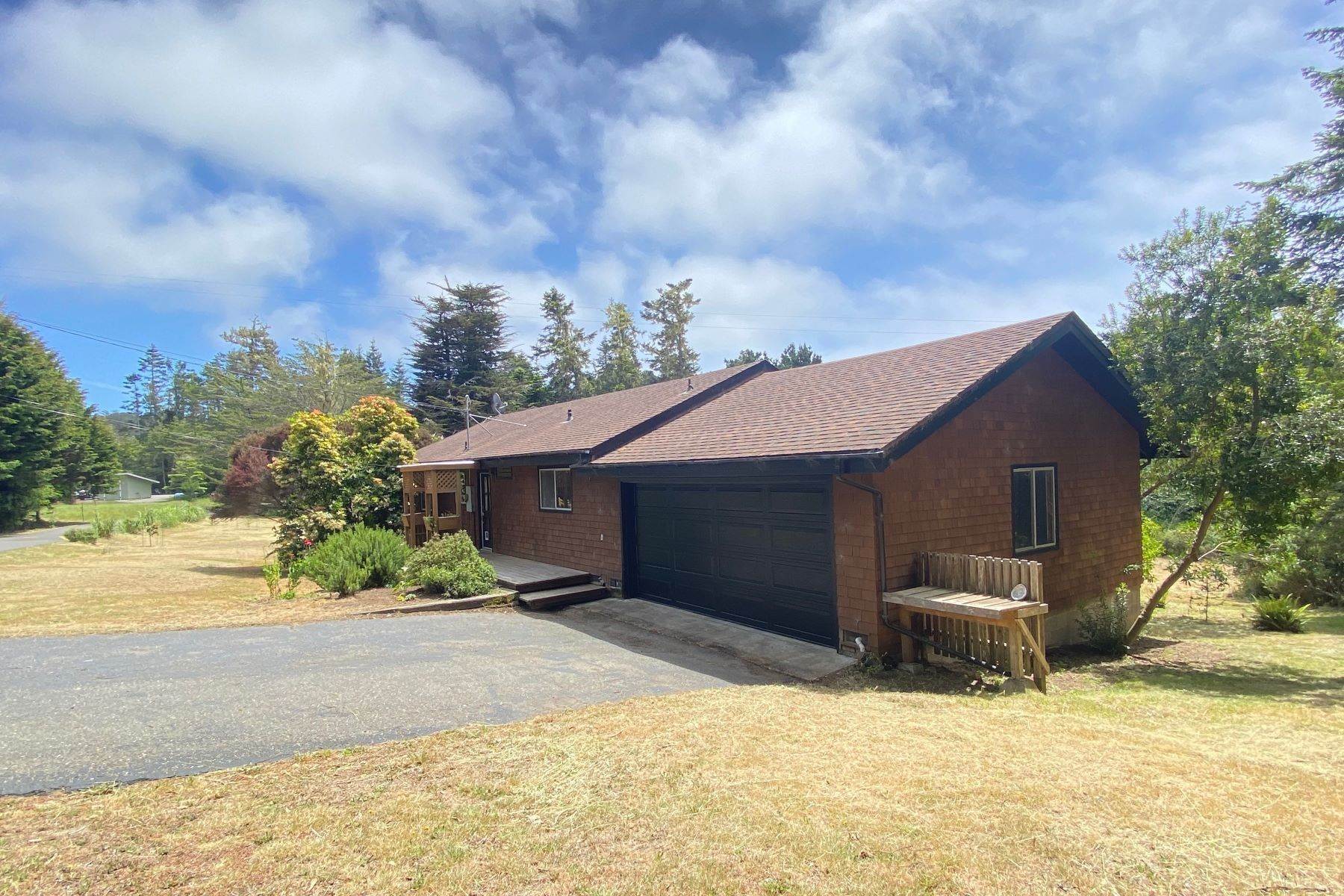 Single Family Homes 为 销售 在 Serene Fixer 13150 Verde Drive Mendocino, 加利福尼亚州 95460 美国