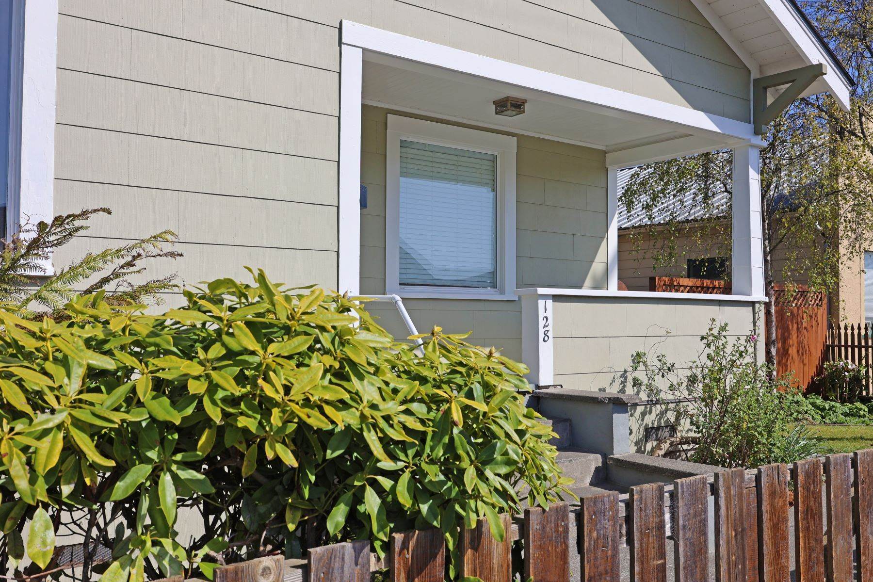 3. Single Family Homes for Sale at Sweet McPherson 128 S McPherson Street Fort Bragg, California 95437 United States
