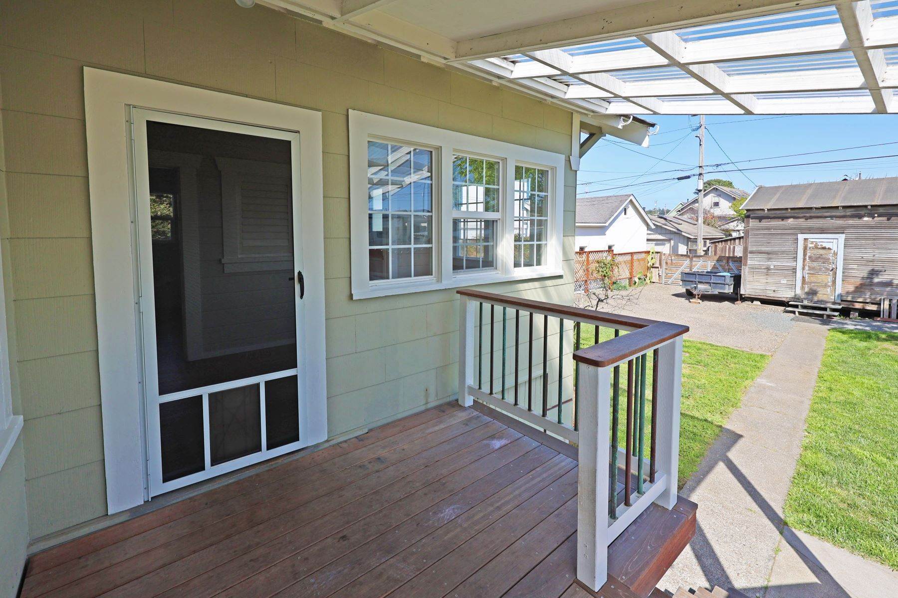 35. Single Family Homes for Sale at Sweet McPherson 128 S McPherson Street Fort Bragg, California 95437 United States