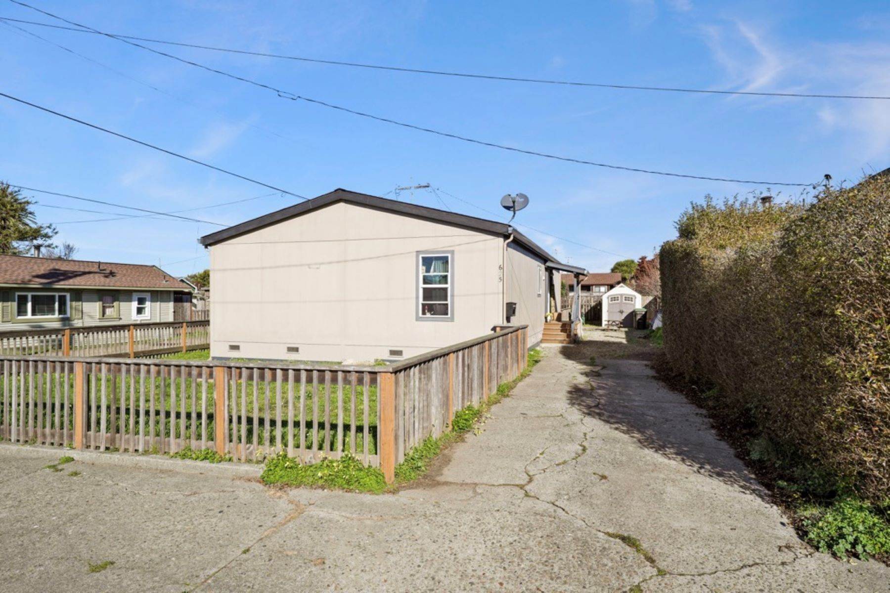 30. Single Family Homes for Sale at Great Value! 625 E Laurel St Fort Bragg, California 95437 United States