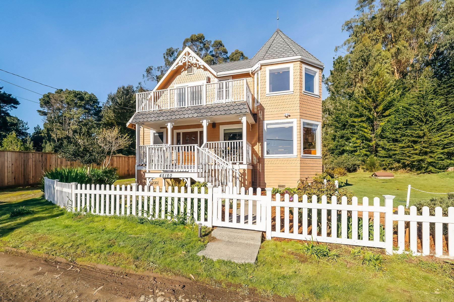 Single Family Homes 为 销售 在 Little River Victorian 45180 Headlands Drive Little River, 加利福尼亚州 95456 美国